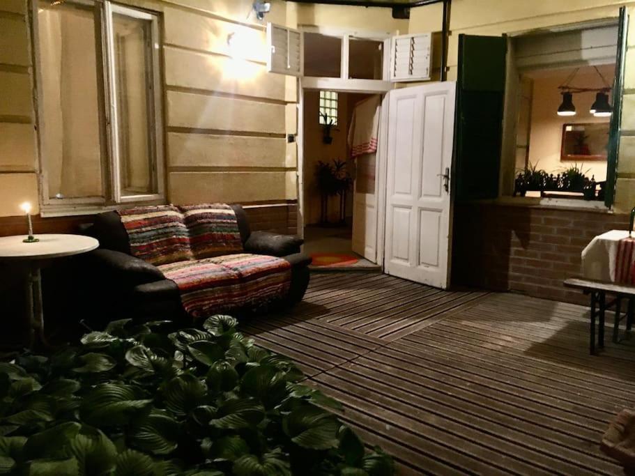 Vintage Studio Apartment, Garden And Free Parking ブダペスト エクステリア 写真